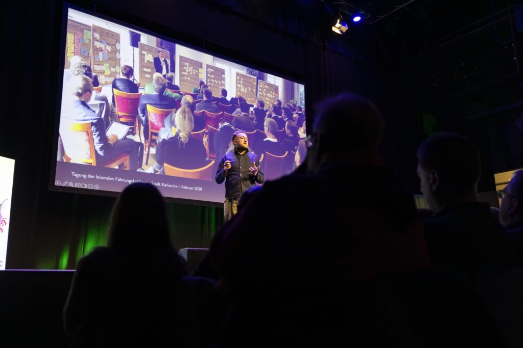 Keynote-Speaker Johannes Kleske bei einer Keynote